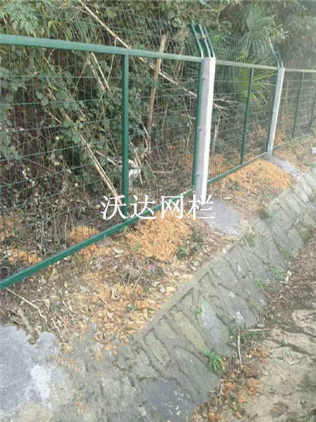滬昆鐵路貴州段防護柵欄護欄網項目圖片4