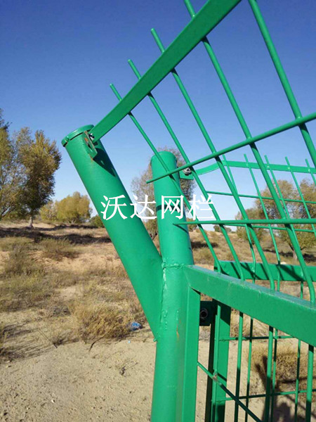 內蒙古烏拉特中旗油井護欄網工程圖片3