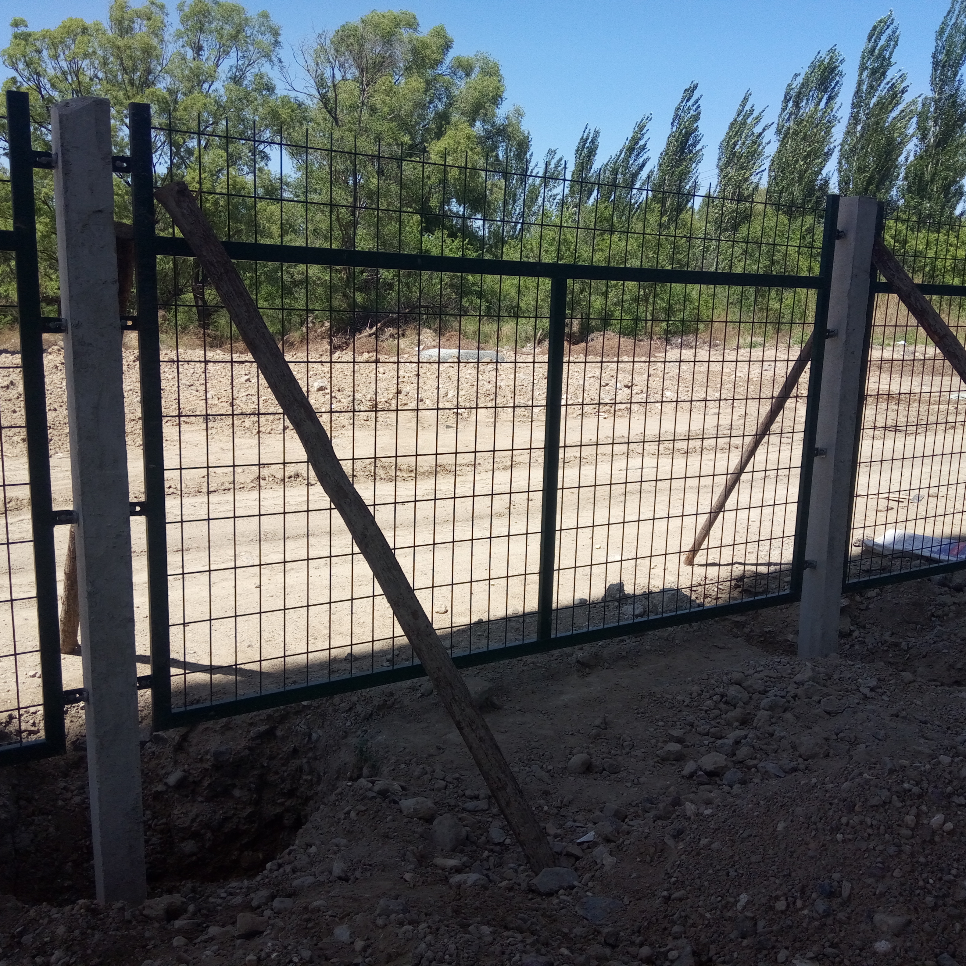 鐵路橋下防護柵欄圖片2