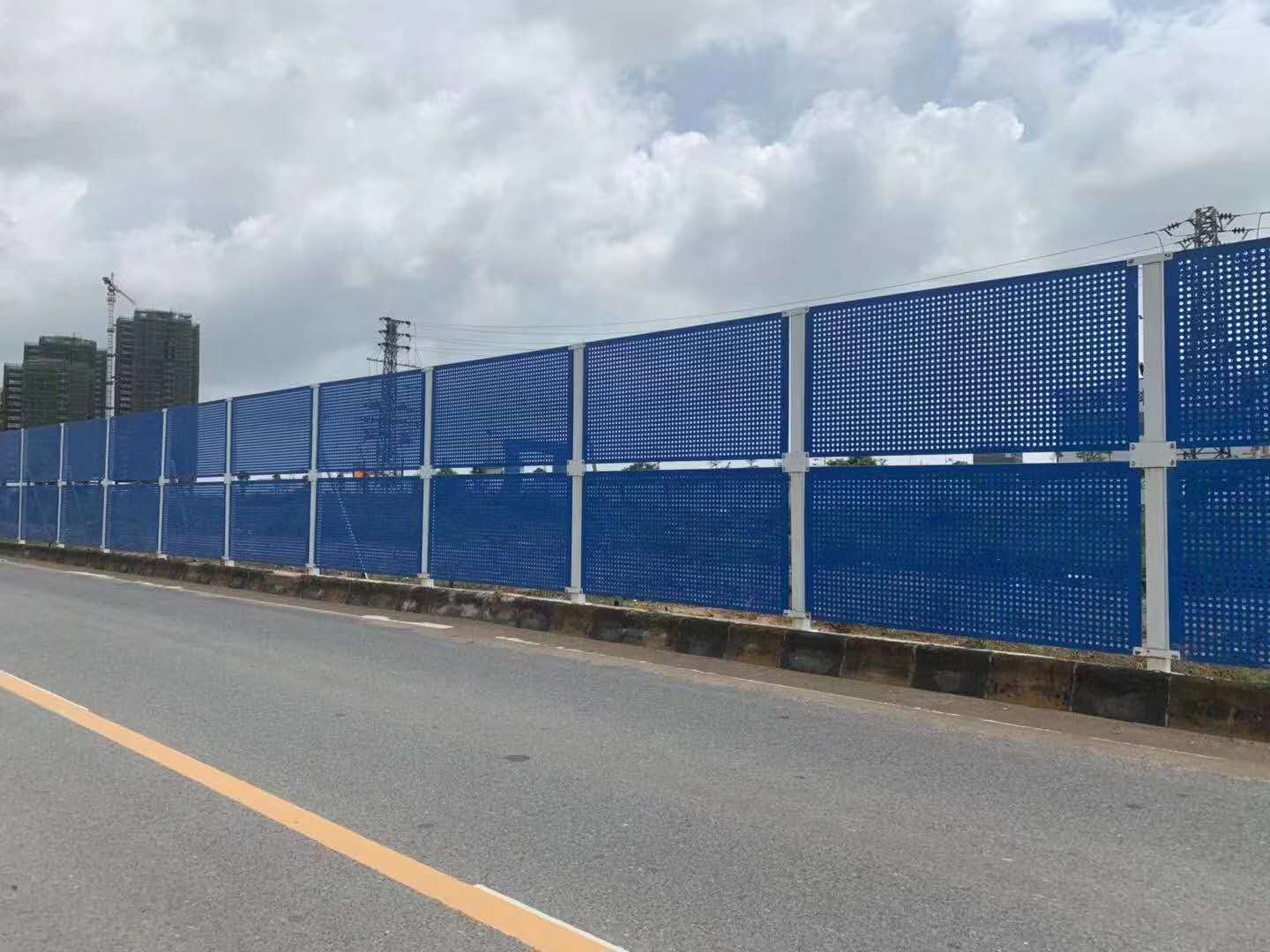 沖孔網(wǎng)護(hù)欄圖片1