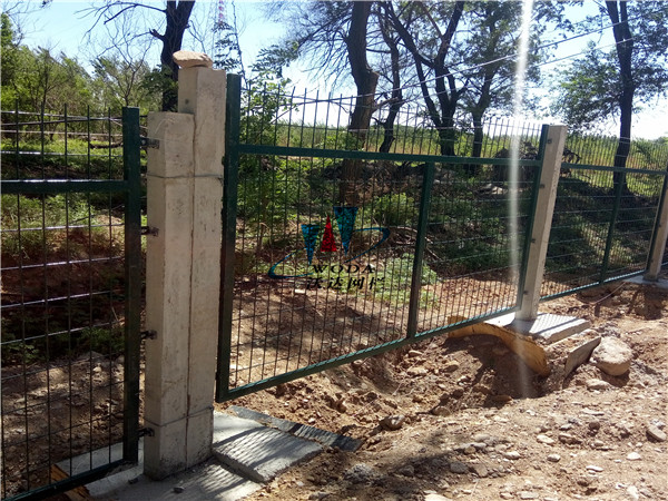 鐵路護欄_金屬柵欄網片工程案例