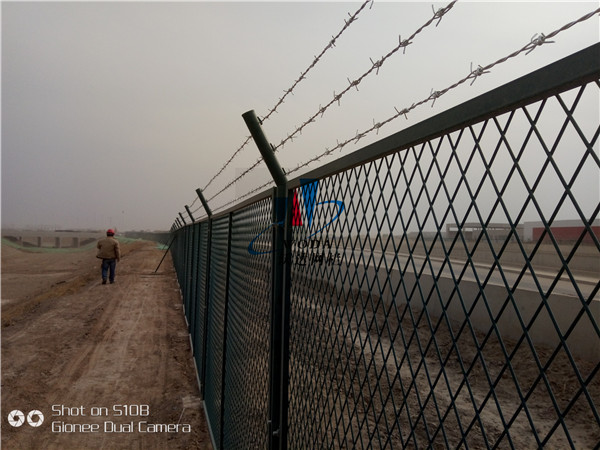 北京大興機場附近河道護欄網案例圖片5